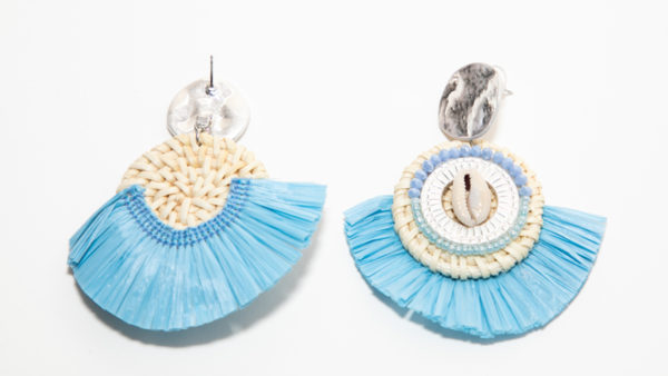 Boucles d'oreilles type papier crépon bleues - Image 3