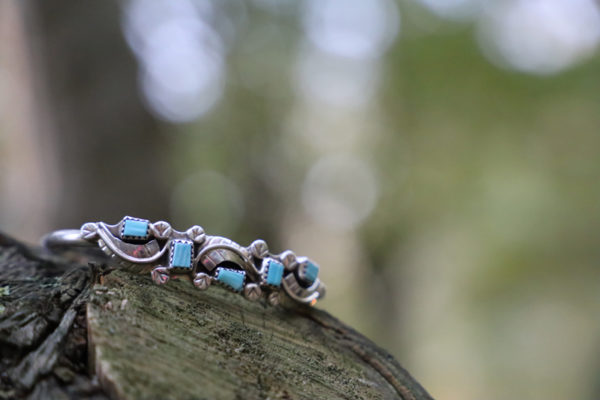 Bracelet Zuni serti de turquoises