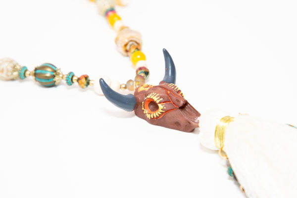 Collier sautoir bohème tête de buffle, pompon blanc - Image 3