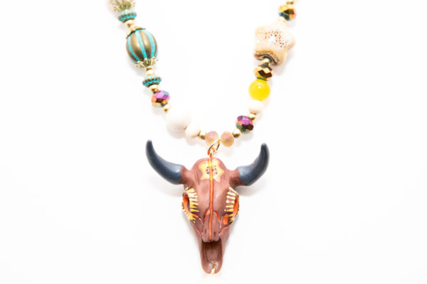 Collier sautoir bohème tête de buffle, pompon blanc - Image 6