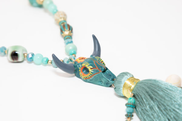 Collier sautoir bohème pompon vert pastel, tête de buffle colorée - Image 2