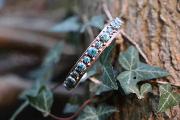 Bracelet Zuni serti de turquoises rondes