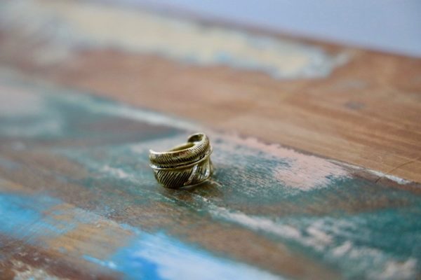 Bague fantaisie en forme de plume - Image 3