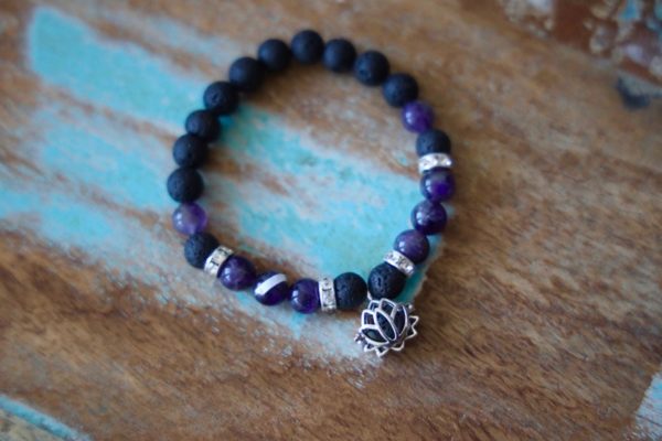 Bracelet Améthyste et pierre de Lave, charm fleur de lotus - Image 2