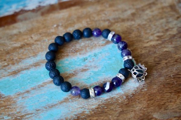Bracelet Améthyste et pierre de Lave, charm fleur de lotus - Image 3