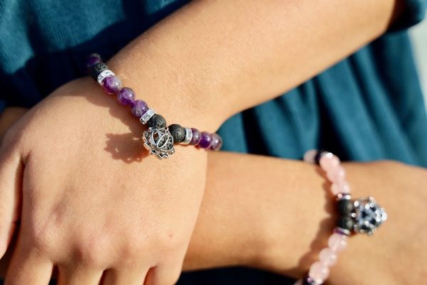 Bracelet Améthyste et pierre de Lave, charm fleur de lotus
