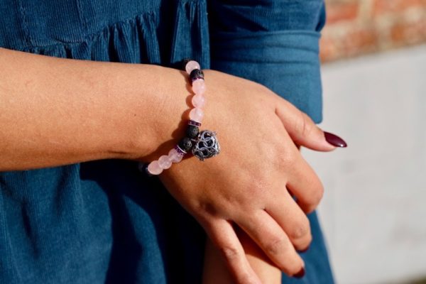 Bracelet Quartz Rose et pierre de Lave, charm coeur