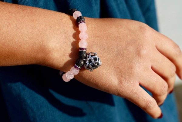 Bracelet Quartz Rose et pierre de Lave, charm coeur - Image 2
