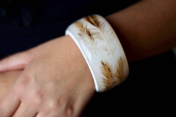 Bracelet jonc, motifs plumes - Image 2